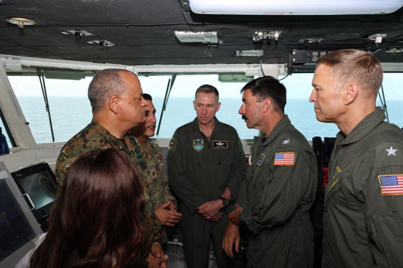 Altas autoridades dominicanas visitan el portaaviones USS Nimitz en una muestra del fortalecimiento de la cooperación entre República Dominicana y Estados Unidos