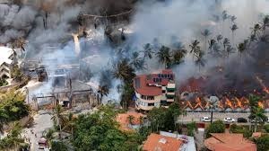 Más de cinco horas llevan unidades de los bomberos combatiendo el incendio que afecta las instalaciones del hotel Viva Dominicus Beach, en Bayahibe