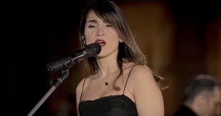 Irán condena a la cantante Parastoo Ahmadi a 74 latigazos tras ofrecer un concierto sin velo