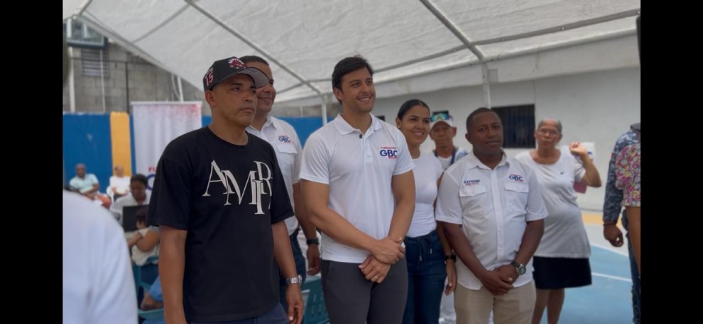 Raymond Rodríguez y Fundación GBC llevan salud, esperanza y ayuda social a más de 350 familias de El Manguito