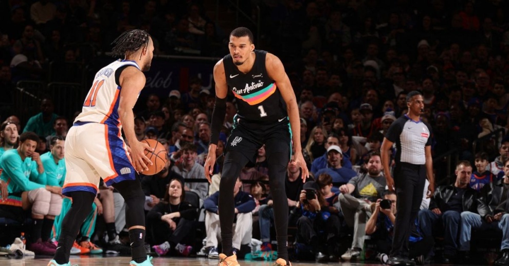 Gigante Victor Wembanyama lidera a los Spurs sobre los Knicks y reduce la serie a 2-1 ; este miércoles el juego 4