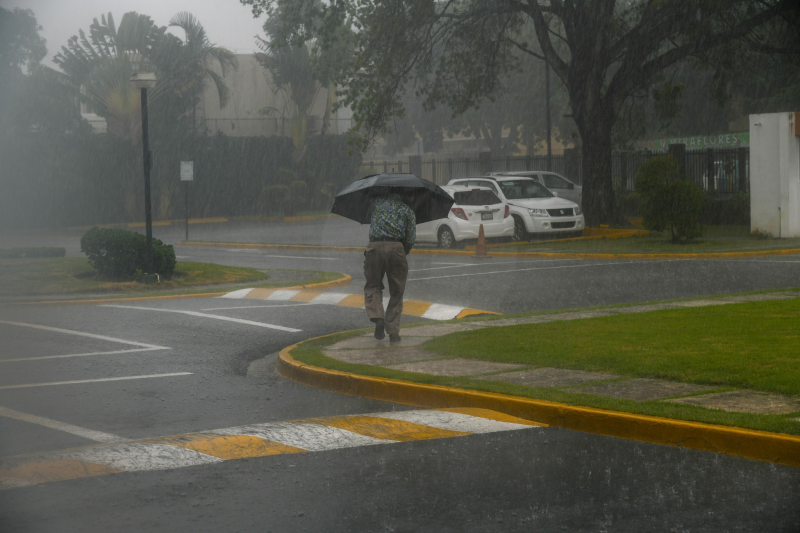  Vaguada y llegada de onda tropical, aumentarán las lluvias este domingo; Las temperaturas calurosas continuarán dominando