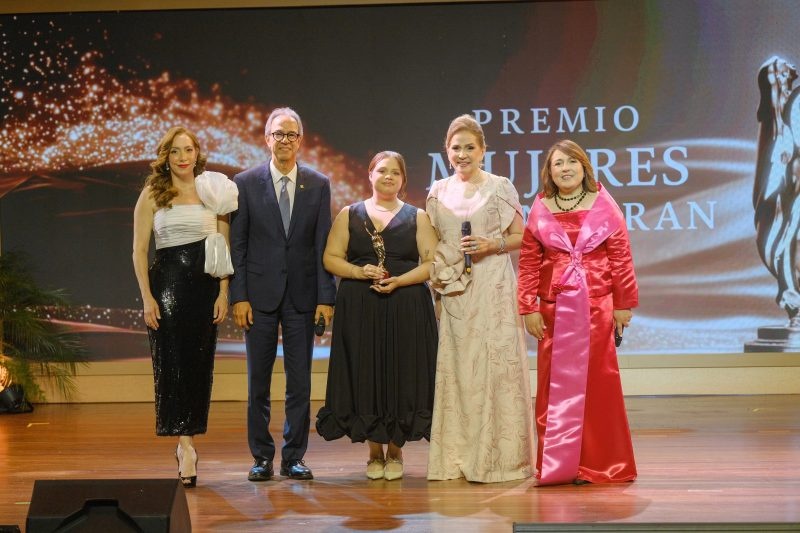 Jatnna Tavárez recibe máximo galardón del "Premio Mujeres que Inspiran"