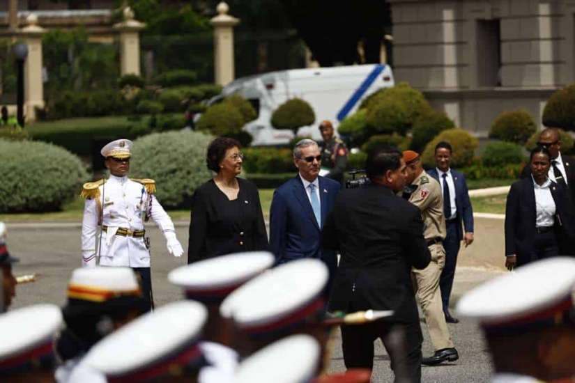 Presidenta de Surinam ya está en el Palacio Nacional donde será recibida por su homólogo dominicano