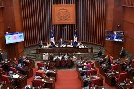 Senado aprueba de urgencia proyecto de reforma fiscal para recaudar RD$50,000 millones, buscando mitigar el impacto económico del alza de combustibles.