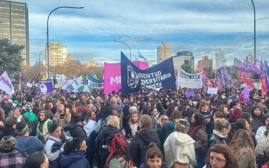 En Argentina manifestación masiva del movimiento “Ni Una Menos” tras otro feminicidio de una joven