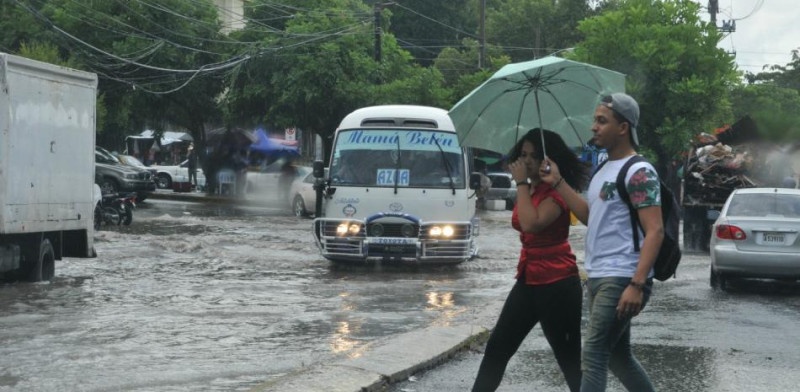Onda tropical y vaguada provocarán aguaceros y tormentas este lunes