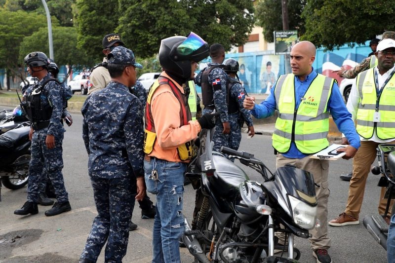 El INTRANT se tira en 15 parada de motoconcho, aplicaron 247 pruebas de alcoholemia. y retienen 64 motocicletas