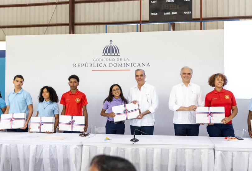 Presidente Abinader sostiene encuentro con estudiantes de liceos y colegios en Jimaní