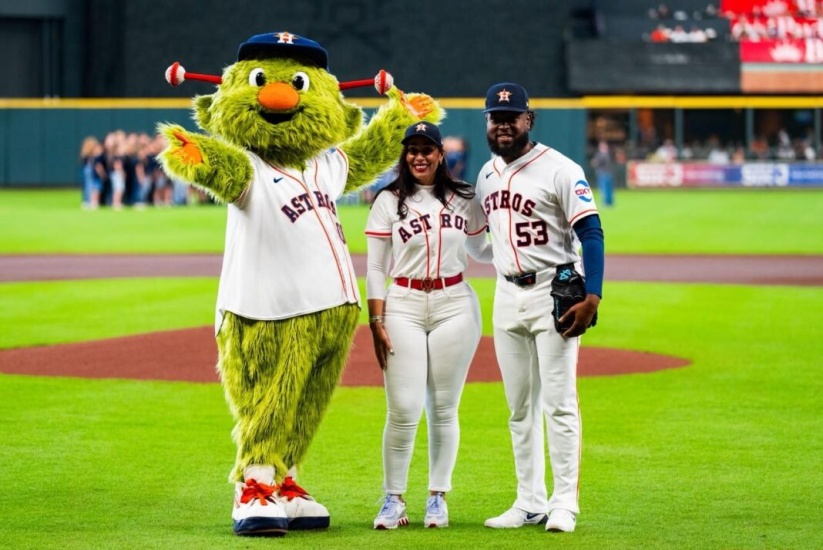 Cónsul de la República Dominicana en Houston lanza primera bola en partido de n Astros y los Oakland
