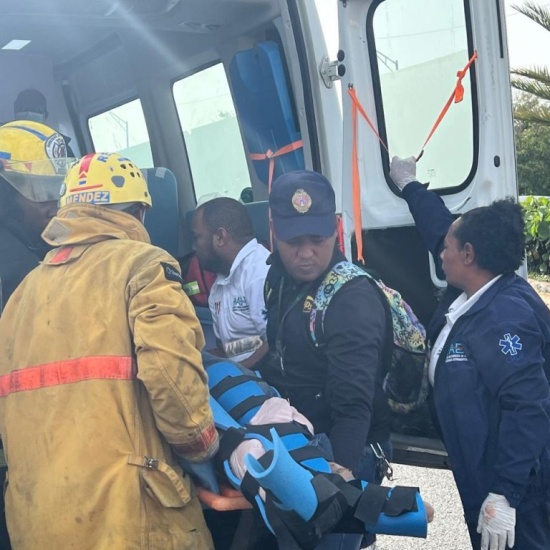 Por rebase, dos motociclistas quedaron atrapados prensados entre un furgón y las barandillas del puente Quinto Centenario