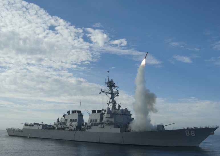 Estados Unidos bombardeó instalaciones militares iraníes tras el ataque del régimen a un carguero en Ormuz