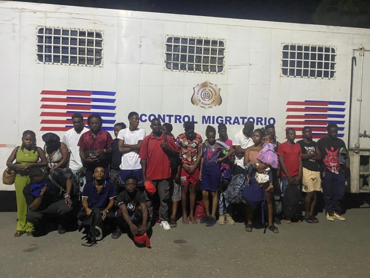  Migración detiene dos colaboradores, utilizaban vehículos oficiales de la institución para transportar de manera irregular a nacionales haitianos