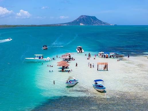 Cayo Arena es un lugar turístico de aguas cristalinas e impresionantes arrecifes en Montecristi