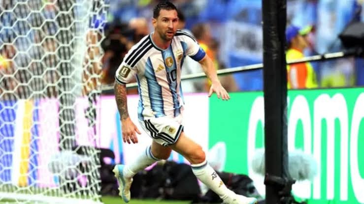 Con un final dramático Argentina y Messi vencen a Egipto y van a cuarto de final
