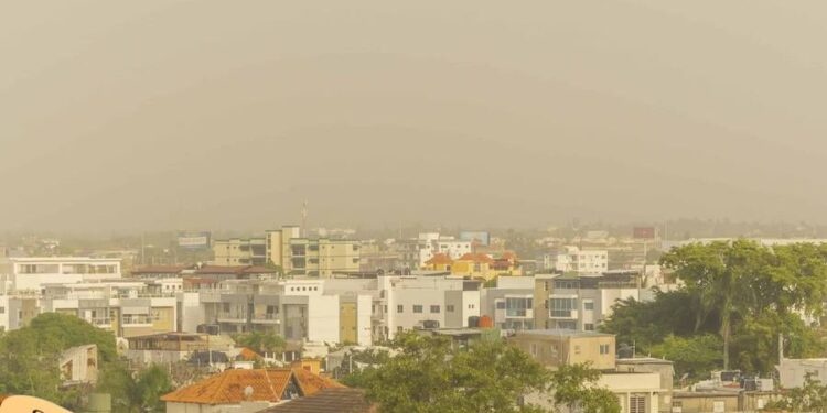 Para este martes la temperatura seguirá elevada por incidencia de polvo del Sahara; en algunas zonas se registrarán aguaceros moderados