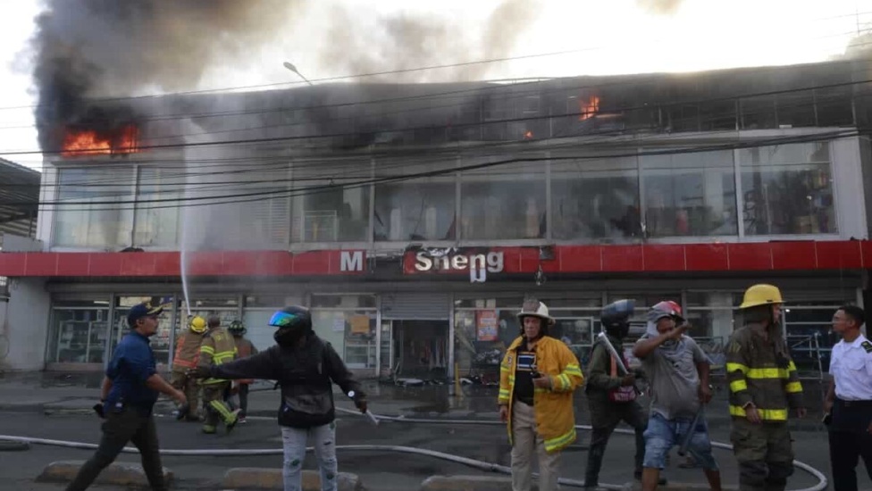Un voraz incendio se produjo en tienda china Ming Sheng en la avenida Isabel Aguiar