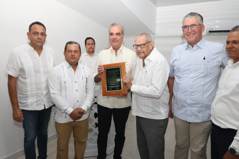 Ganaderos dominicanos reconocen a Abinader por impulsar la leche nacional en el desayuno escolar y piden ampliar porciones
