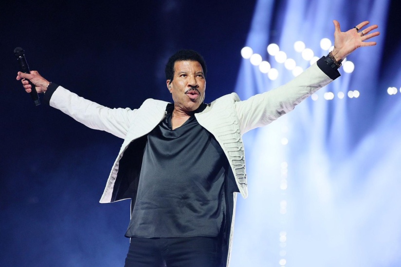 Lionel Richie volvió al escenario tras el episodio de mareos que interrumpió su gira