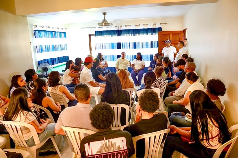 Sin tarima y sin discursos: Abel Martínez conversa con comunitarios de Las Dianas