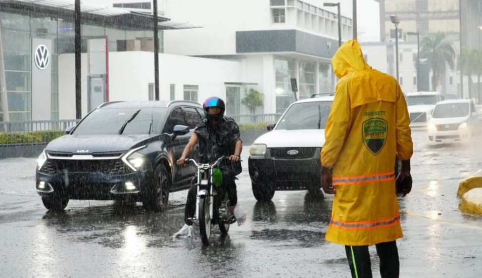 El paso de una onda tropical y el fortalecimiento de la vaguada en altura, provocarán lluvias este jueves, mucho calor