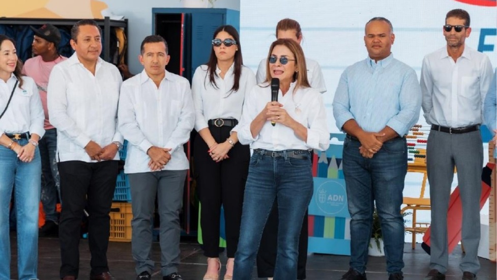alcAldesa del Distrito Nacional encabeza por tercera ocasión una jornada de entrega de útiles escolares