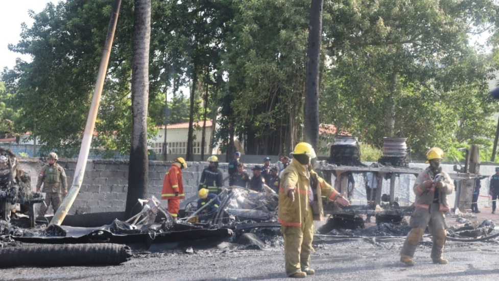 Dos personas murieron en un accidente de tránsito entre un tanquero de combustible, una yipeta, un carro y una motocicleta en la avenida George Washington,