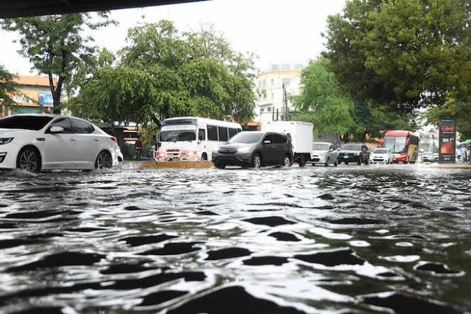 Meteorología prevé para hoy temprano y mañana chubascos dispersos de moderados a fuertes sobre poblados cercanos a las costas; mucho calor