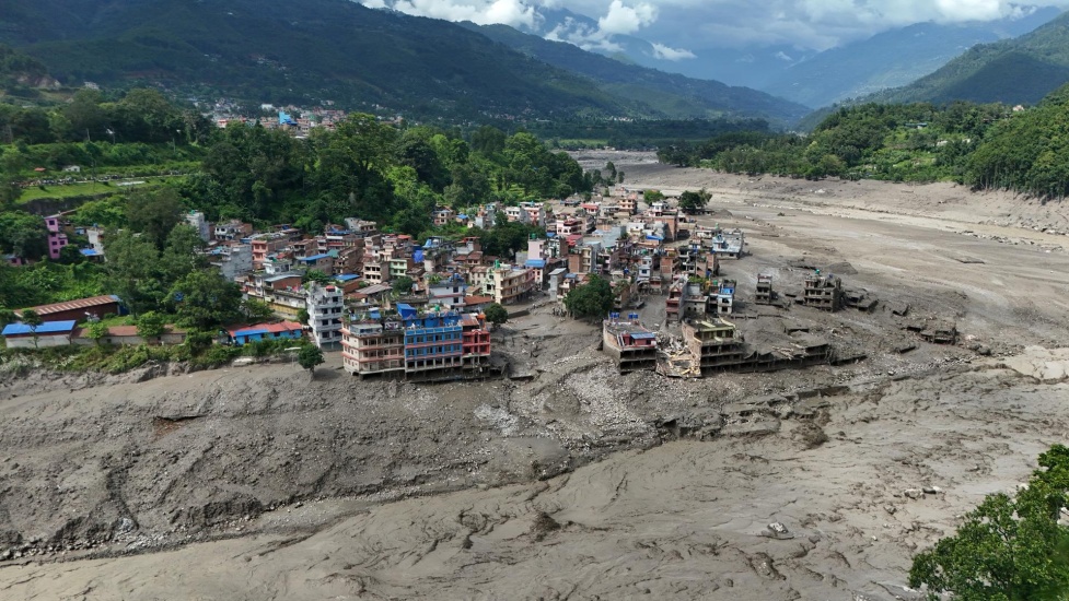 Nepal y China elevan la cifra de víctimas del colapso del glaciar en la frontera: 392 muertos y más de 1.400 desaparecidos