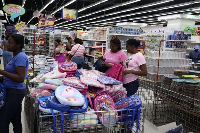  A pocas horas del inicio del año escolar, padres de estudiantes recorren comercios en busca de los útiles