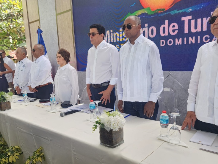 Ministro de Turismo, deja iniciados trabajos de construcción del Frente Marítimo de la playa Los Almendros