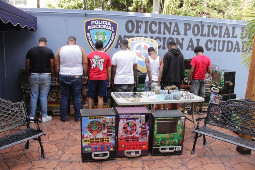 Policía Nacional incauta armas y máquinas tragamonedas en un operativo en La Vega