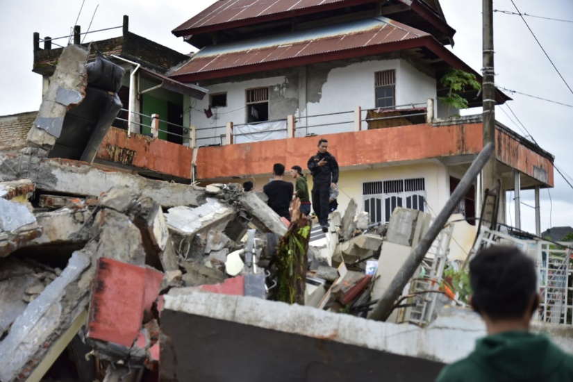 Un segundo sismo, ahora de 6.9, sacude a Indonesia