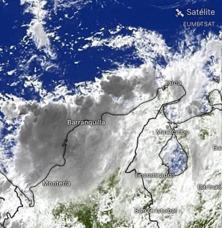 Dolly continúa su paso por el Atlántico; remanentes podrían provocar lluvias en la República Dominicana entre el domingo y el lunes.