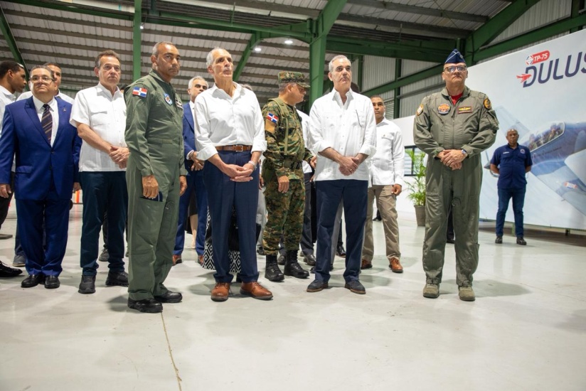 Presidente Abinader y su homólogo hondureño Nasry Asfura Zablah recorren Base Aérea de San Isidro