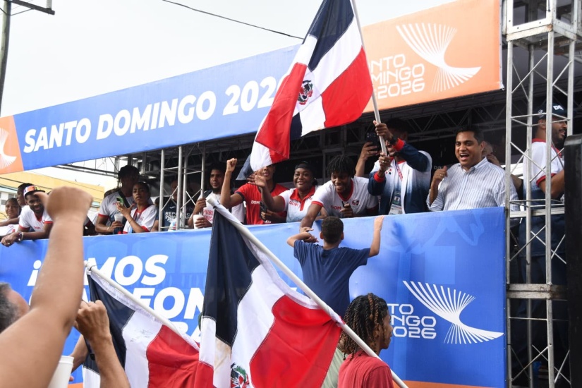 Dominicanos vitorean a sus medallistas de Santo Domingo 2026 en recorrido especial por calles de la capital
