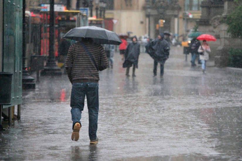 !Sombrilla en manos! Meteorología pronostica aguaceros y tronadas para este domingo; mucho calor