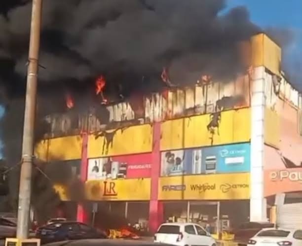 Un grupo de personas saquearon la tienda L&R Comercial de la autopista Las Américas que se incendio este sábado