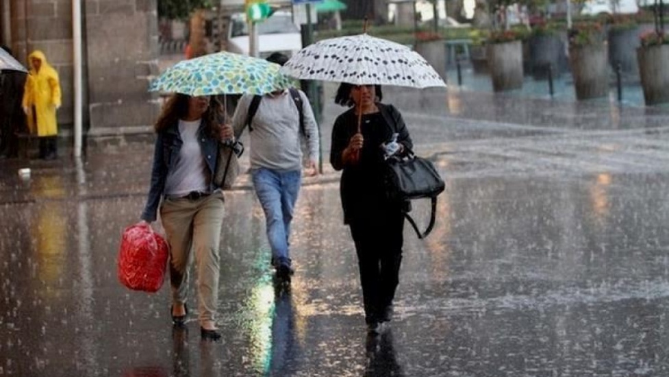 Este miércoles la humedad rezagada tras el paso de la onda tropical generarán incrementos nubosos, se esperan aguaceros locales, y altas temperaturas