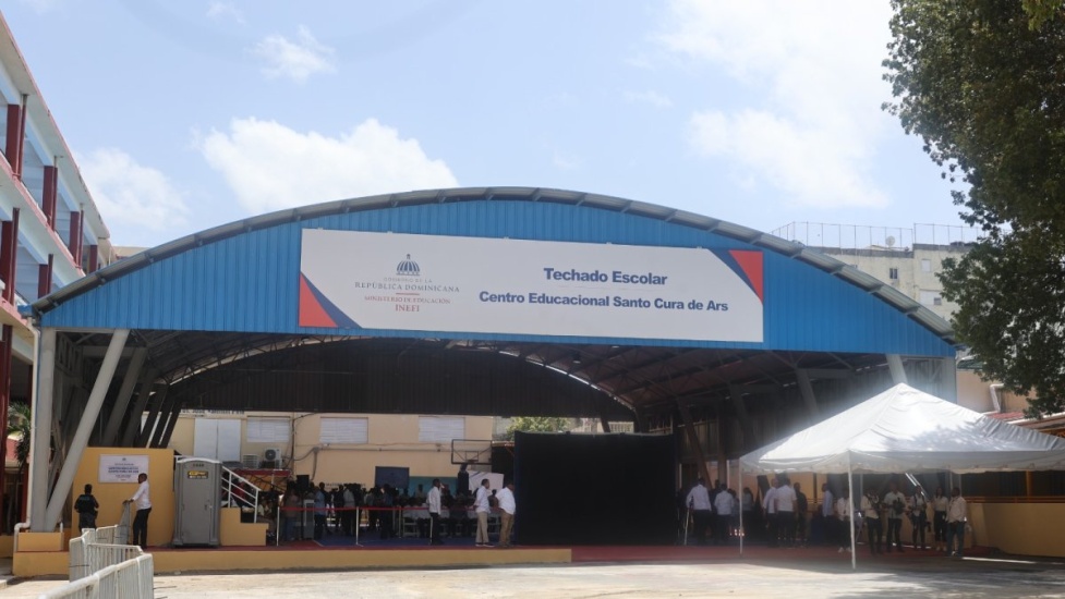 Presidente Luis Abinader inaugura techado del Centro Educacional Santo Cura de Ars (Cescar), ubicado en el sector Capotillo.
