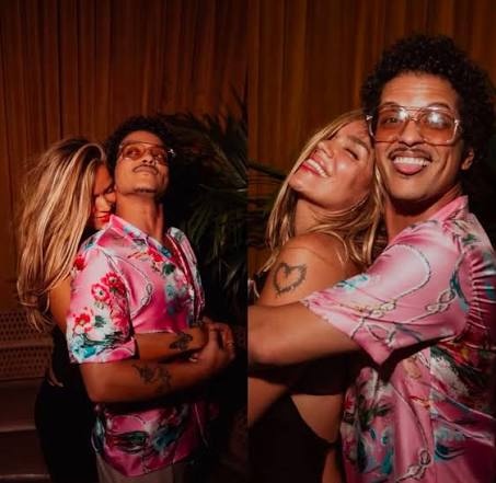 Karol G y Bruno Mars desatan rumores de romance tras compartir fotos juntos en Instagram