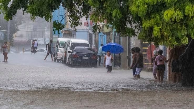 Para este lunes se producirán  aguaceros con tronadas y  las temperaturas seguirán calurosas,
