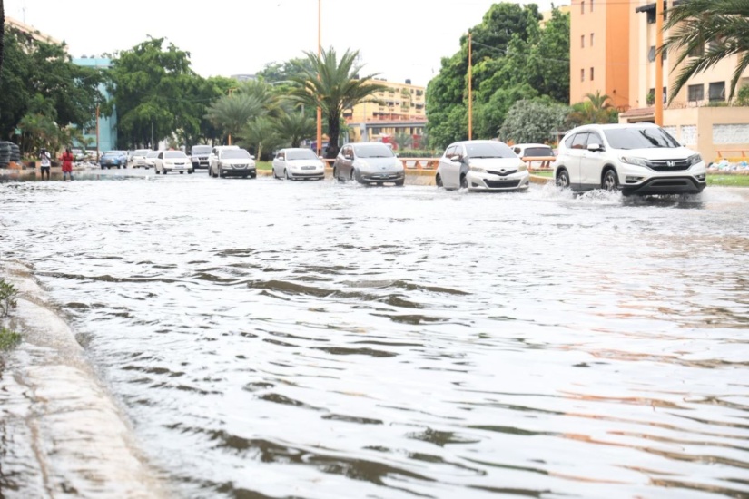 Una vaguada interactúa con una onda tropical que se aleja sobre aguas del mar Caribe, provocará aguaceros este lunes