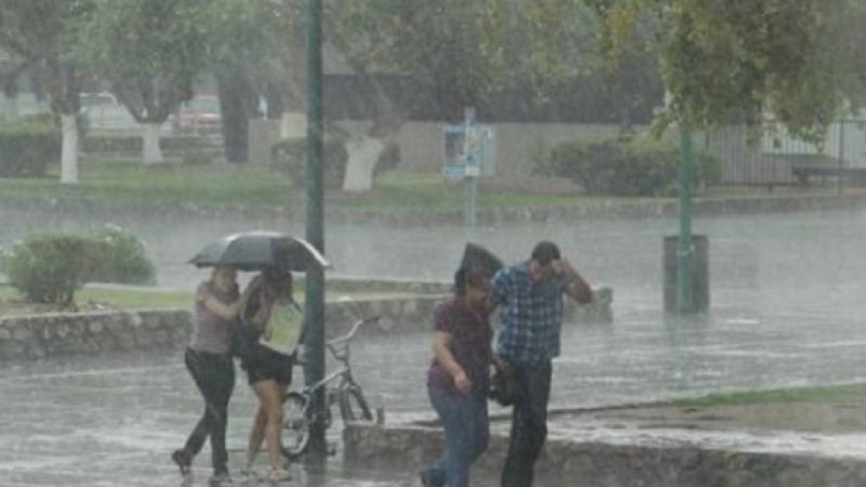 Onda tropical junto a una vaguada permanecerán generando aguaceros moderados a fuertes localmente con tronadas este miércoles
