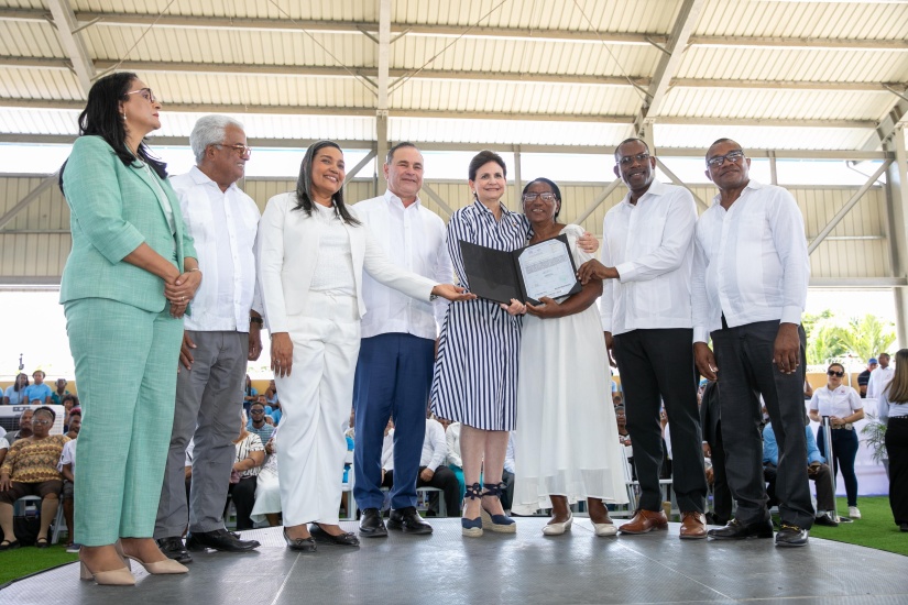 vicepresidenta entrega 450 títulos de propiedad de un total de 759, que beneficiarán a 1,800 personas en Guayacana