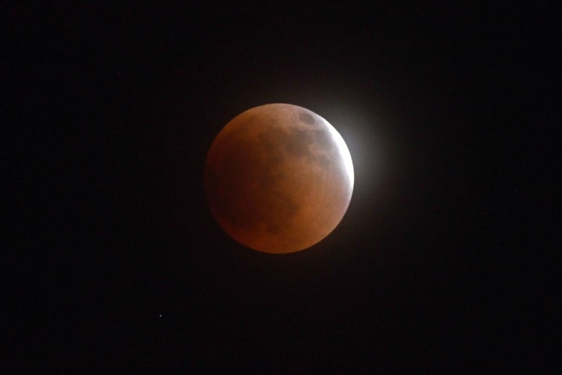 La capital dominicana vivió anoche el eclipse lunar ; fase parcial del eclipse comenzó a las 10:34 p. m
