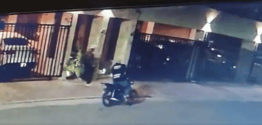 Motorista persigue joven y al llegar frente a su casa en el sector de Serrallés, lo ataca a puñaladas