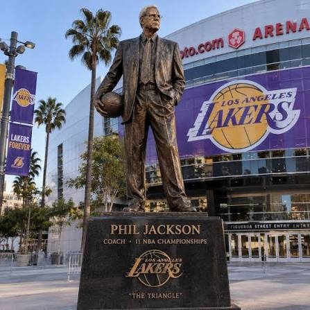 Lakers develarán estatua del entrenador Phil Jackson
