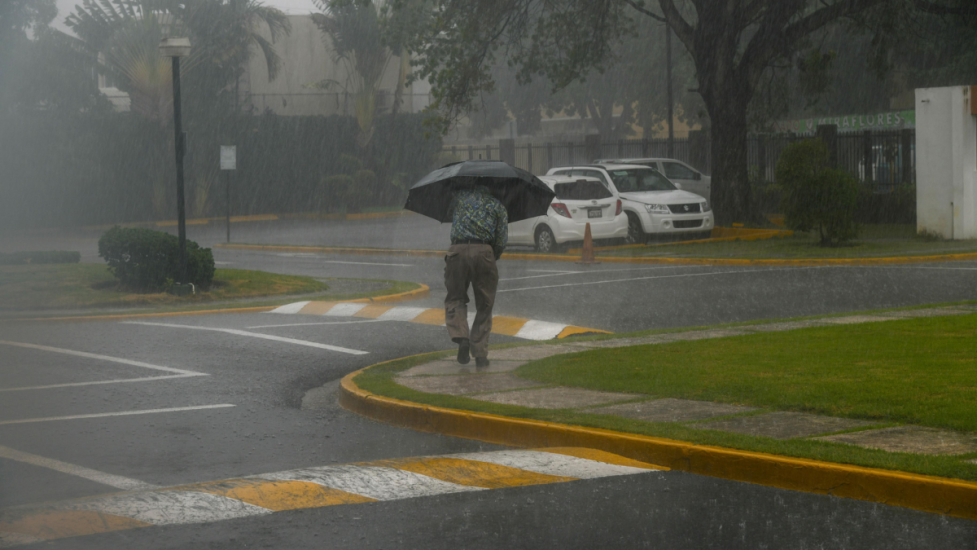 Este miércoles una onda tropical y la incidencia de una vaguada incrementará aguaceros moderados , mucho calor