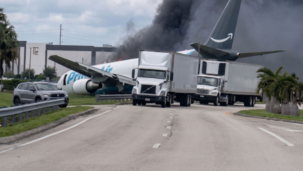 Accidente de avión de carga de Amazon deja cinco muertos al salirse de la pista después de aterrizar en el Aeropuerto de Miami